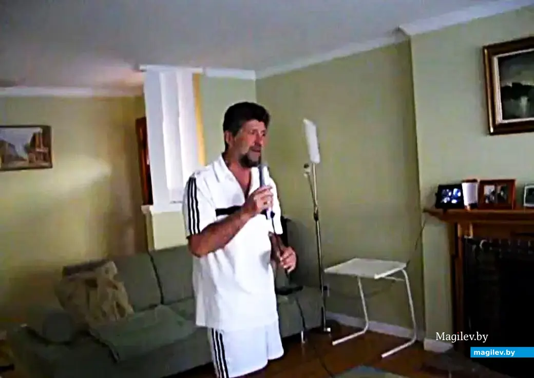 Январь 2016. Сан-Франциско. Марат Фарберов дома исполняет композицию «Олеся» ансамбля «Сябры».