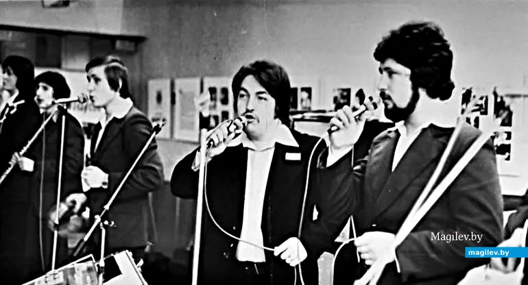 1970-е годы. ВИА «Романтики». Справа – Марат Фарберов.