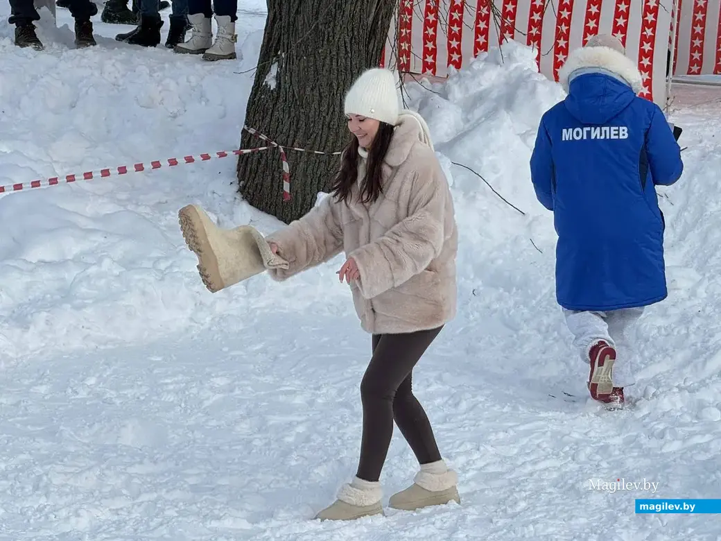 Могилев, 24 января 2026 года. Второй открытый чемпионат города по метанию валенка.  