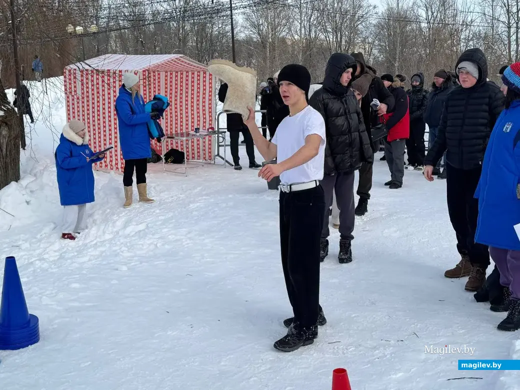Могилев, 24 января 2026 года. Второй открытый чемпионат города по метанию валенка.  
