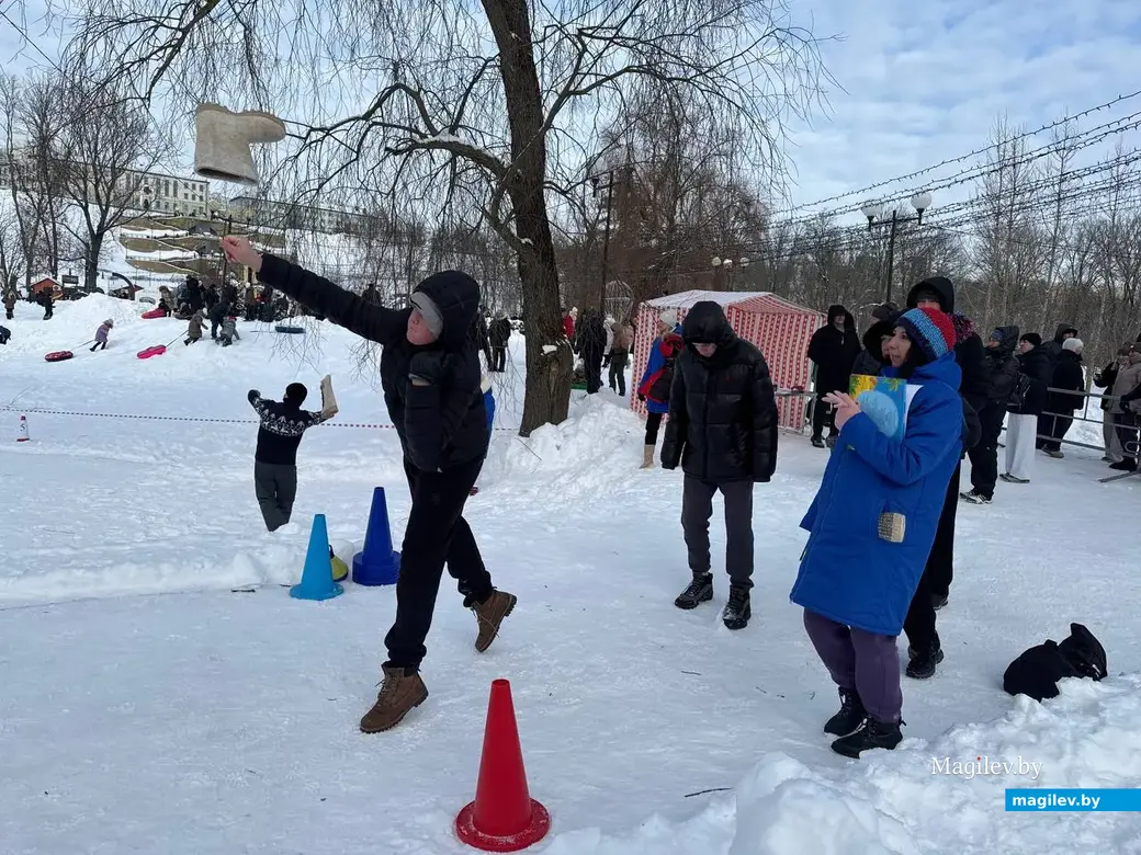 Могилев, 24 января 2026 года. Второй открытый чемпионат города по метанию валенка.  