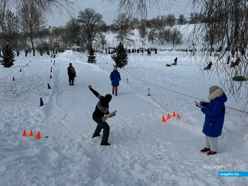 Могилев, 24 января 2026 года. Второй открытый чемпионат города по метанию валенка.  