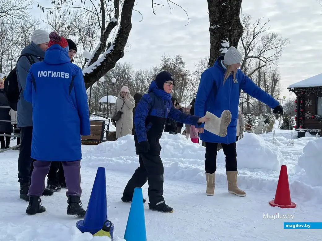 Могилев, 24 января 2026 года. Второй открытый чемпионат города по метанию валенка.  