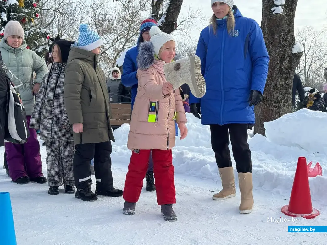  Могилев, 24 января 2026 года. Второй открытый чемпионат города по метанию валенка. 