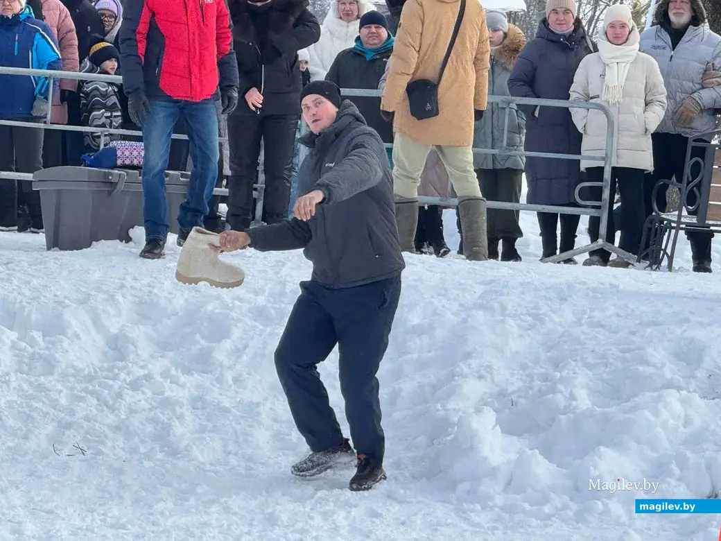 Могилев, 24 января 2026 года. Второй открытый чемпионат города по метанию валенка.  