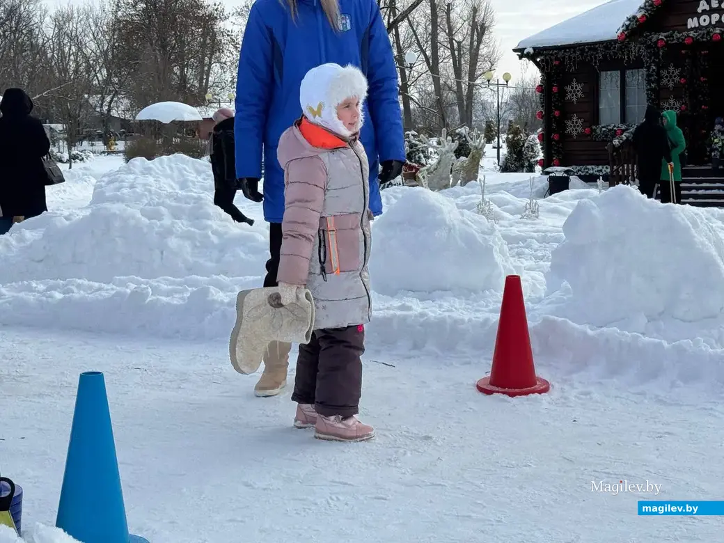 Могилев, 24 января 2026 года. Второй открытый чемпионат города по метанию валенка.  