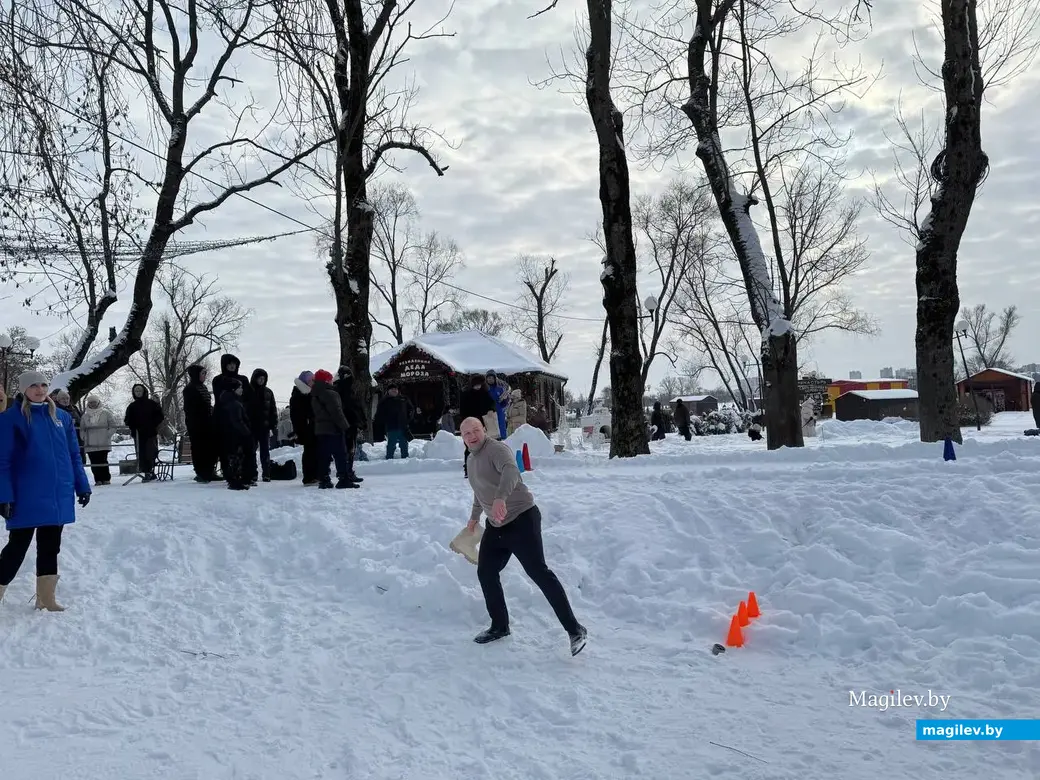 Могилев, 24 января 2026 года. Второй открытый чемпионат города по метанию валенка.  