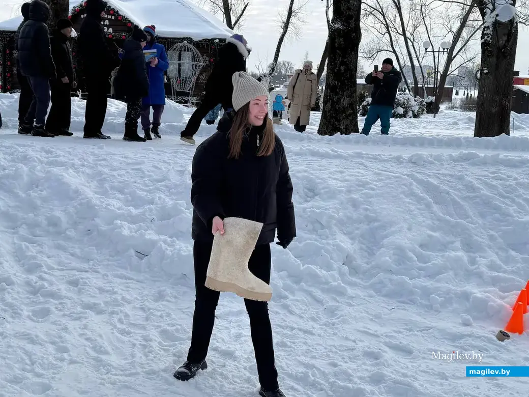 Могилев, 24 января 2026 года. Второй открытый чемпионат города по метанию валенка.  