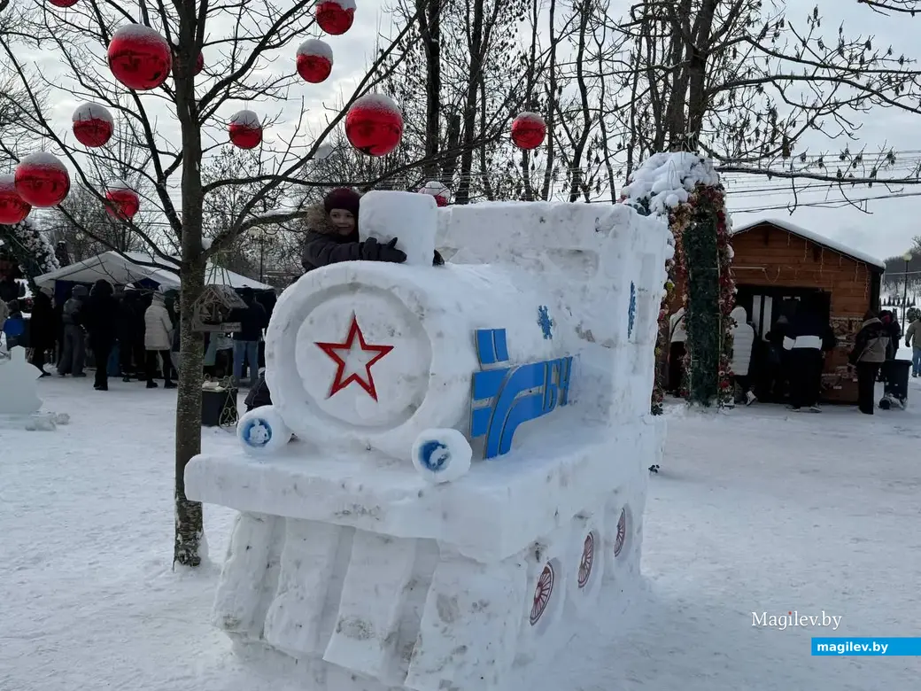 Могилев, 24 января 2026 года. Городок из снежных фигур в парке Подниколье.. 