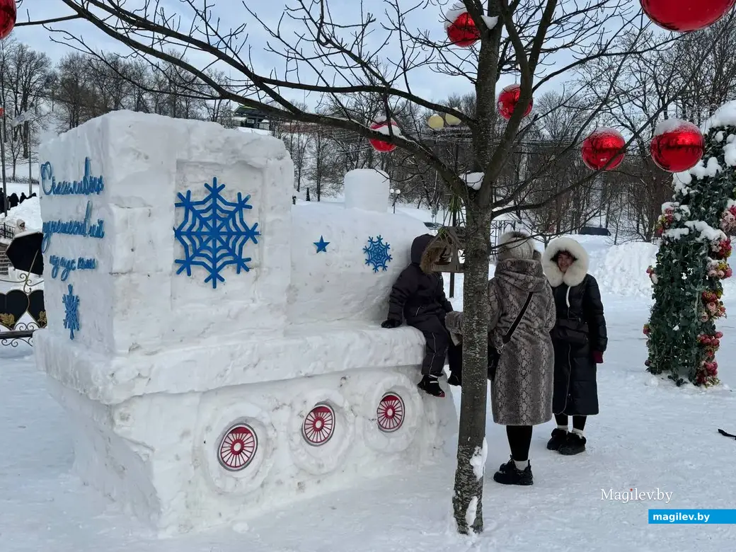 Могилев, 24 января 2026 года. Городок из снежных фигур в парке Подниколье.. 