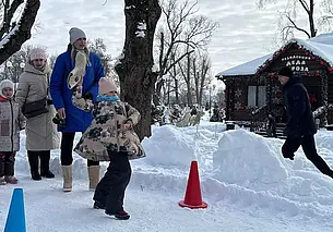 Валенки летели далеко: в Могилеве прошел шумный и веселый чемпионат по метанию
