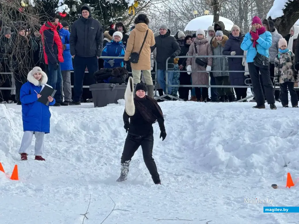 Могилев, 24 января 2026 года. Второй открытый чемпионат города по метанию валенка.   