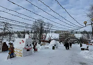 Городок из снежных фигур открыли в парке Подниколье. Наш фоторепортаж