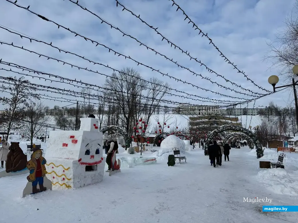 Могилев, 24 января 2026 года. Городок из снежных фигур в парке Подниколье.. 