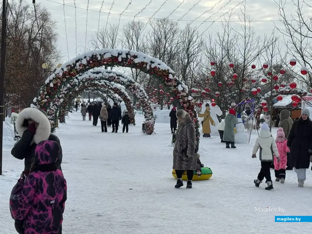 Могилев, 24 января 2026 года. Городок из снежных фигур в парке Подниколье.. 