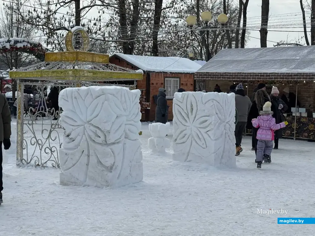 Могилев, 24 января 2026 года. Городок из снежных фигур в парке Подниколье.. 
