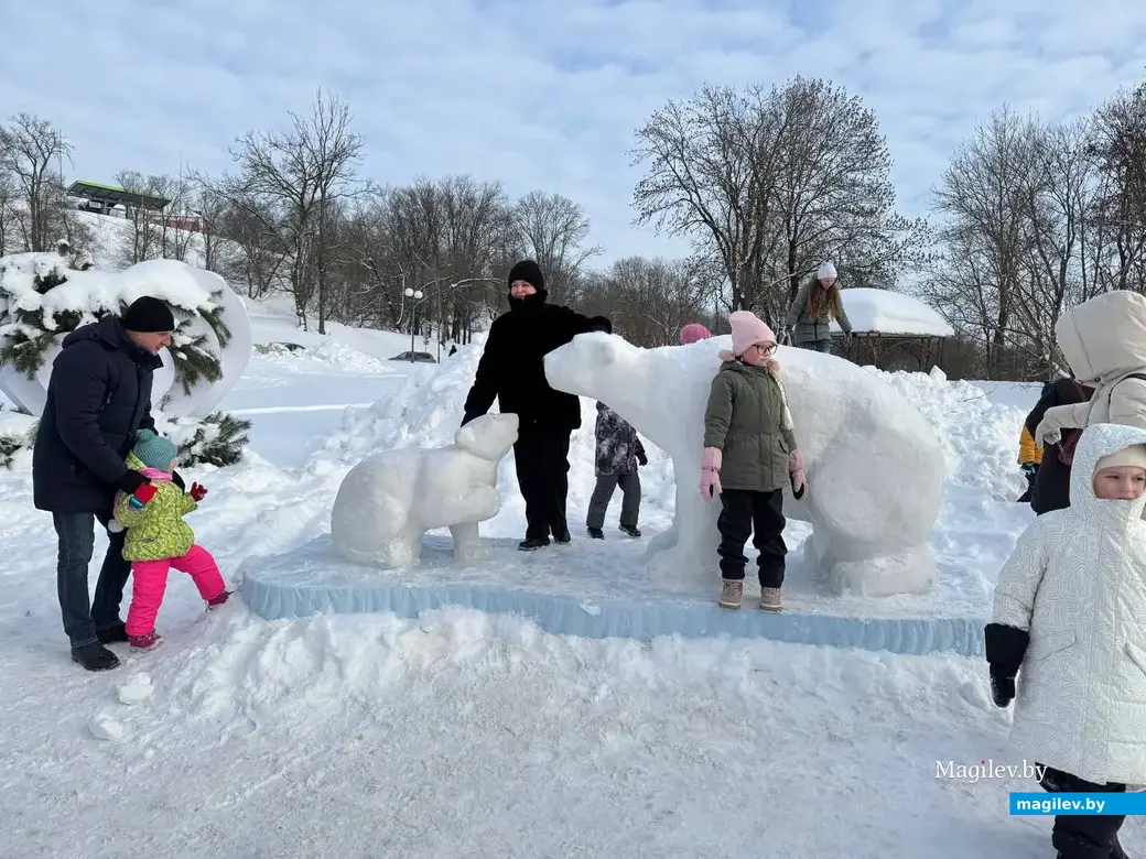 Могилев, 24 января 2026 года. Городок из снежных фигур в парке Подниколье.. 