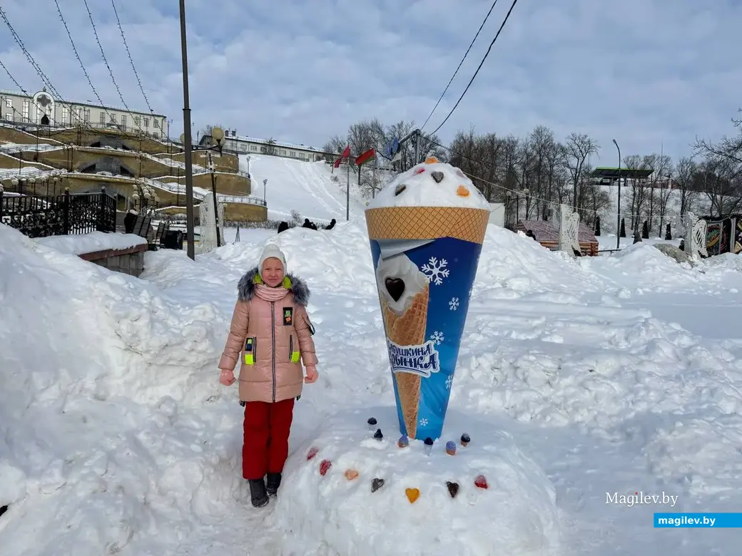  Могилев, 24 января 2026 года. Городок из снежных фигур в парке Подниколье..