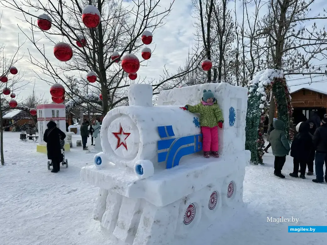 Могилев, 24 января 2026 года. Городок из снежных фигур в парке Подниколье.. 