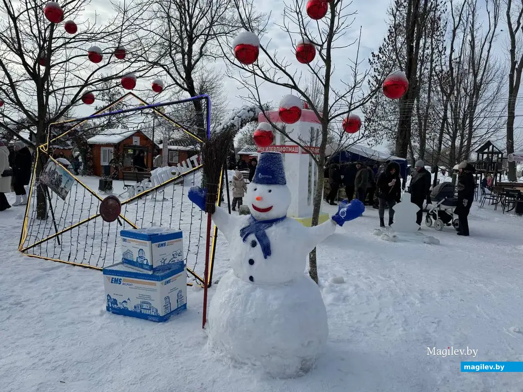 Могилев, 24 января 2026 года. Городок из снежных фигур в парке Подниколье.. 