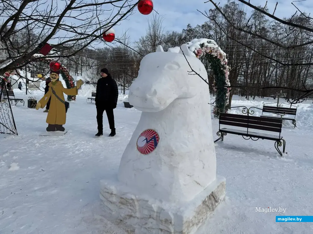  Могилев, 24 января 2026 года. Городок из снежных фигур в парке Подниколье..