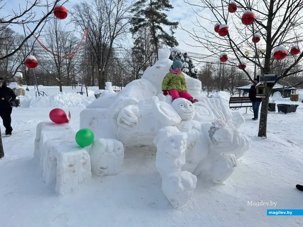 Могилев, 24 января 2026 года. Городок из снежных фигур в парке Подниколье.. 