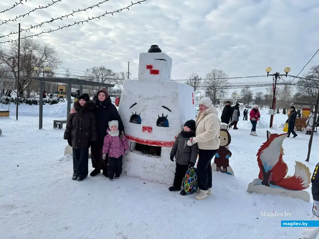 Могилев, 24 января 2026 года. Городок из снежных фигур в парке Подниколье.. 