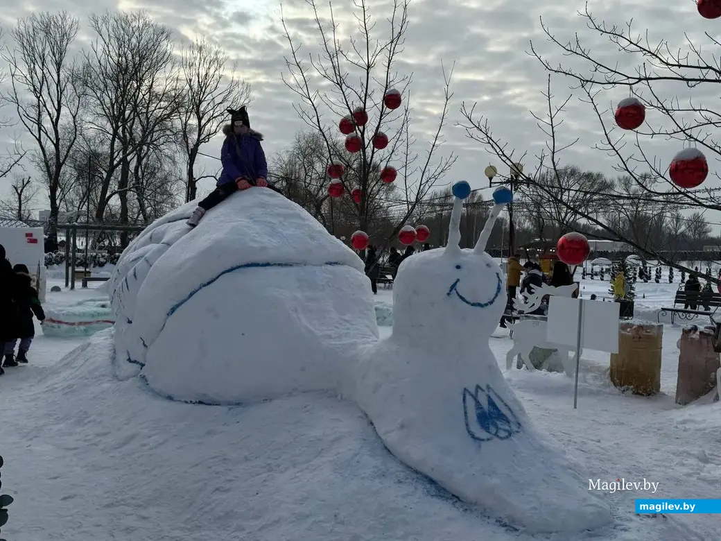 Могилев, 24 января 2026 года. Городок из снежных фигур в парке Подниколье.. 