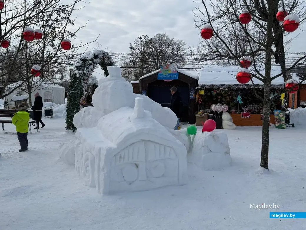 Могилев, 24 января 2026 года. Городок из снежных фигур в парке Подниколье.. 