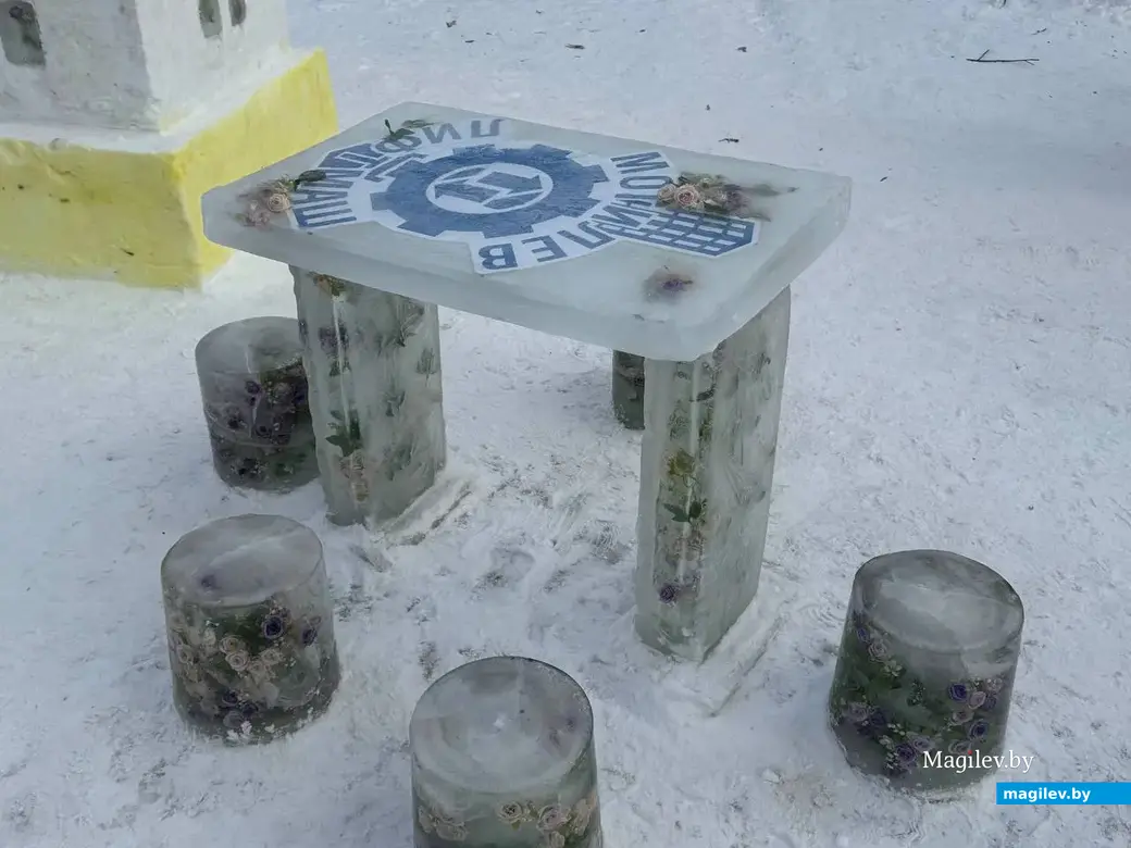 Могилев, 24 января 2026 года. Городок из снежных фигур в парке Подниколье.. 