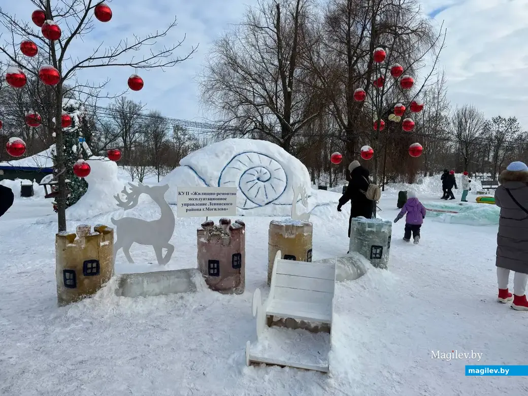 Могилев, 24 января 2026 года. Городок из снежных фигур в парке Подниколье.. 