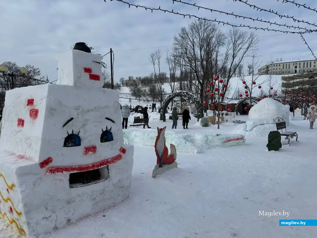 Могилев, 24 января 2026 года. Городок из снежных фигур в парке Подниколье.. 
