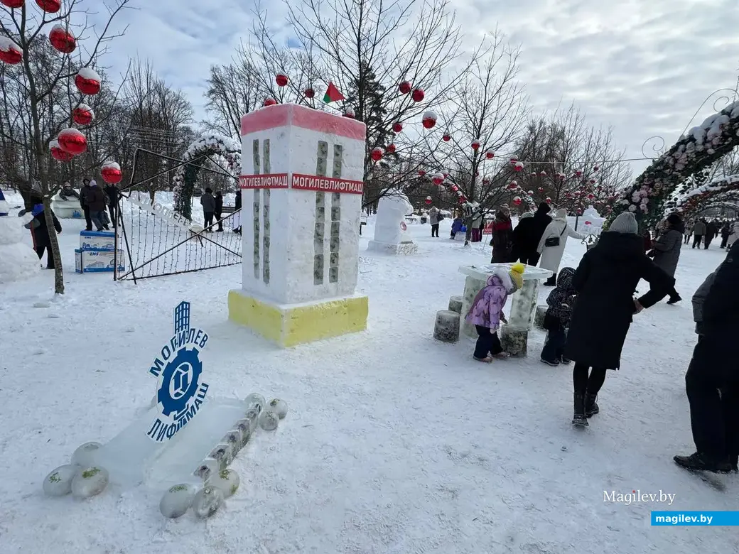Могилев, 24 января 2026 года. Городок из снежных фигур в парке Подниколье.. 