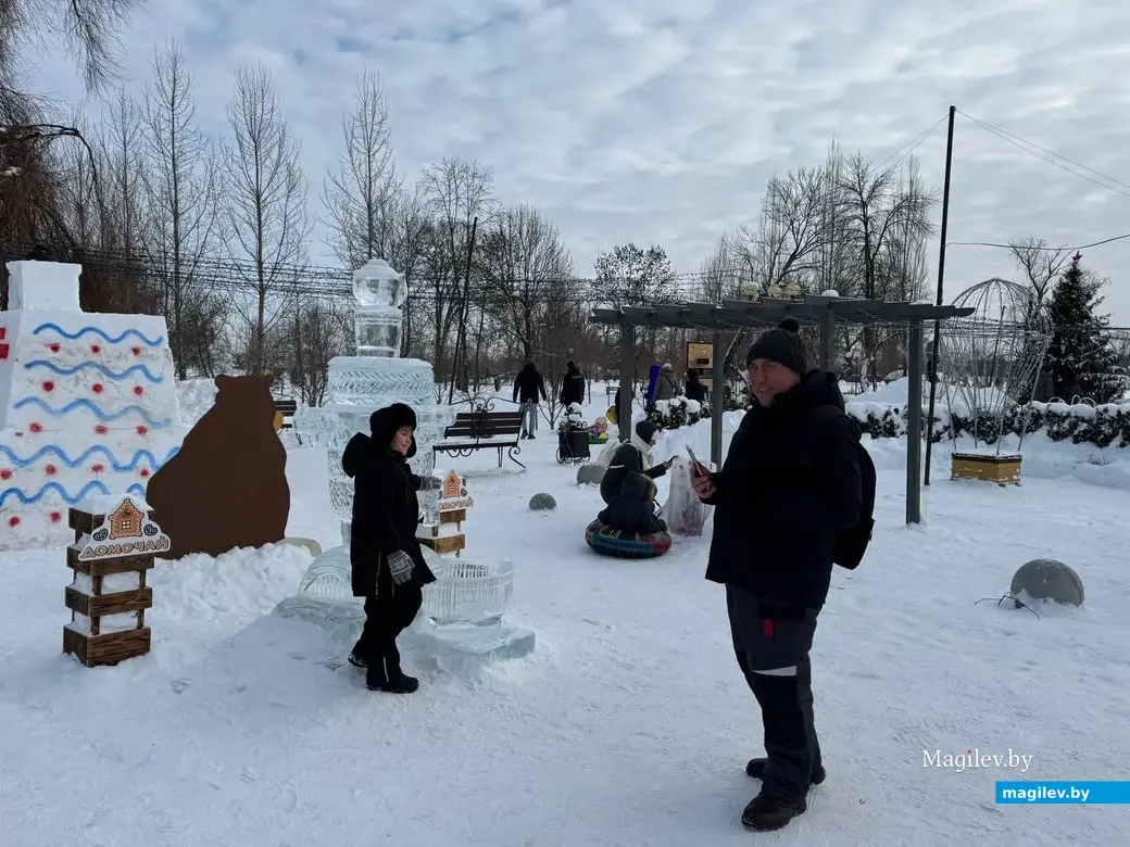 Могилев, 24 января 2026 года. Городок из снежных фигур в парке Подниколье.. 
