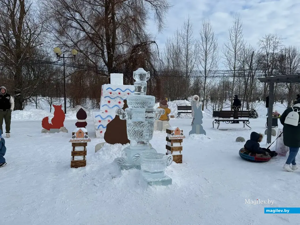 Могилев, 24 января 2026 года. Городок из снежных фигур в парке Подниколье.. 