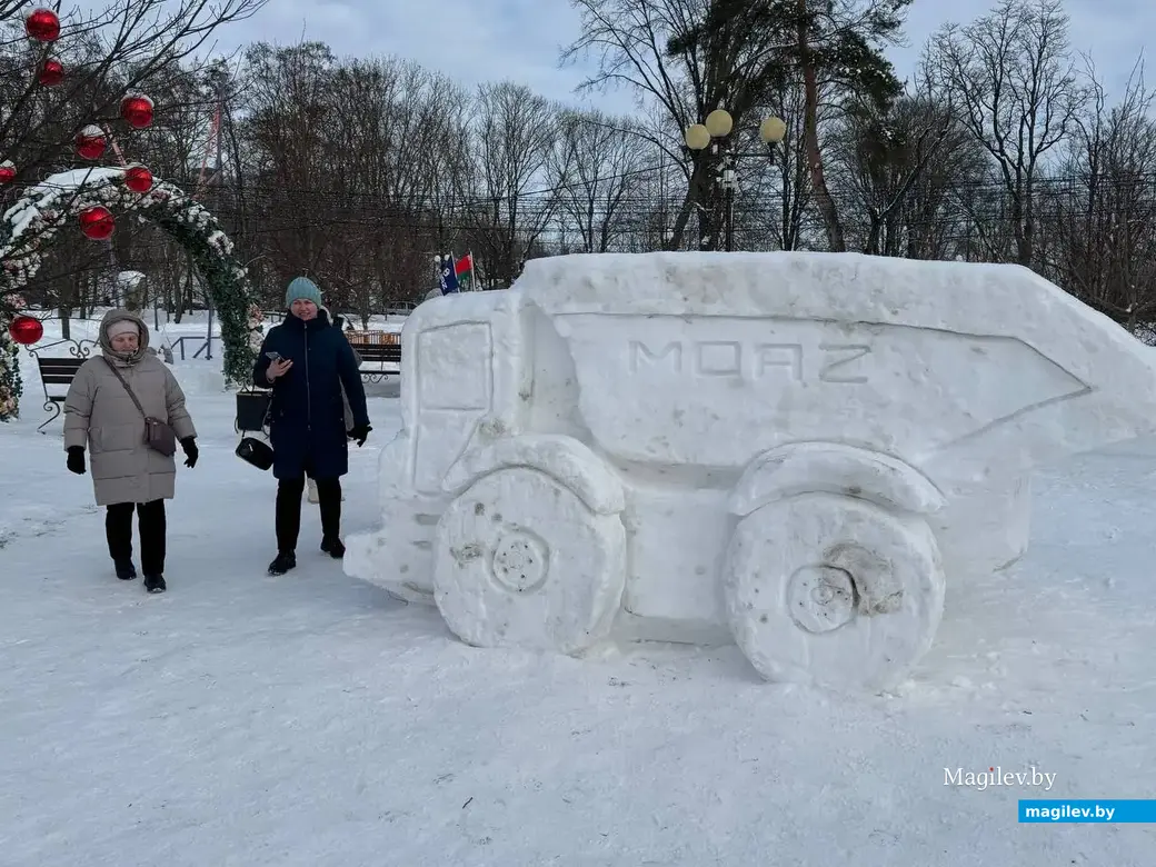 Могилев, 24 января 2026 года. Городок из снежных фигур в парке Подниколье.. 