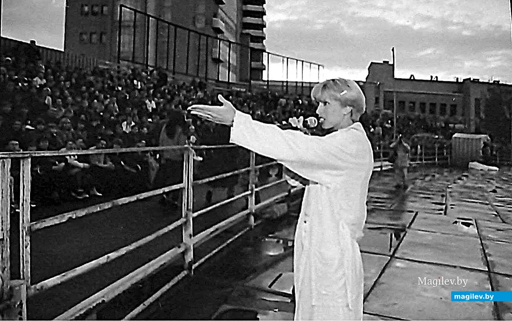 1990-е годы, Могилев, стадион «Спартак». Выступает Алена Свиридова.