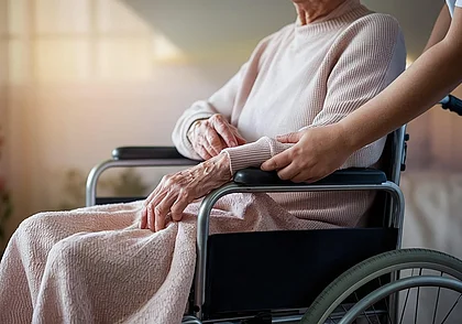 Где научиться правильному уходу за пожилыми и инвалидами, рассказали в Минтруда