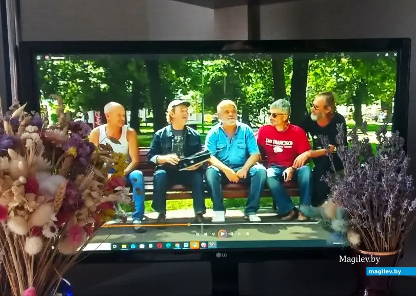 Август 2016 года, Могилев. Трансляция с лавочек у кинотеатра «Чырвоная Зорка». Третий (но не