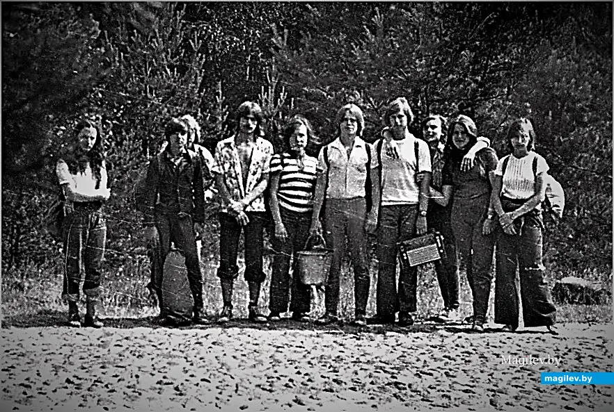 1970-е годы. В походе.«Спидола» готова к работе.