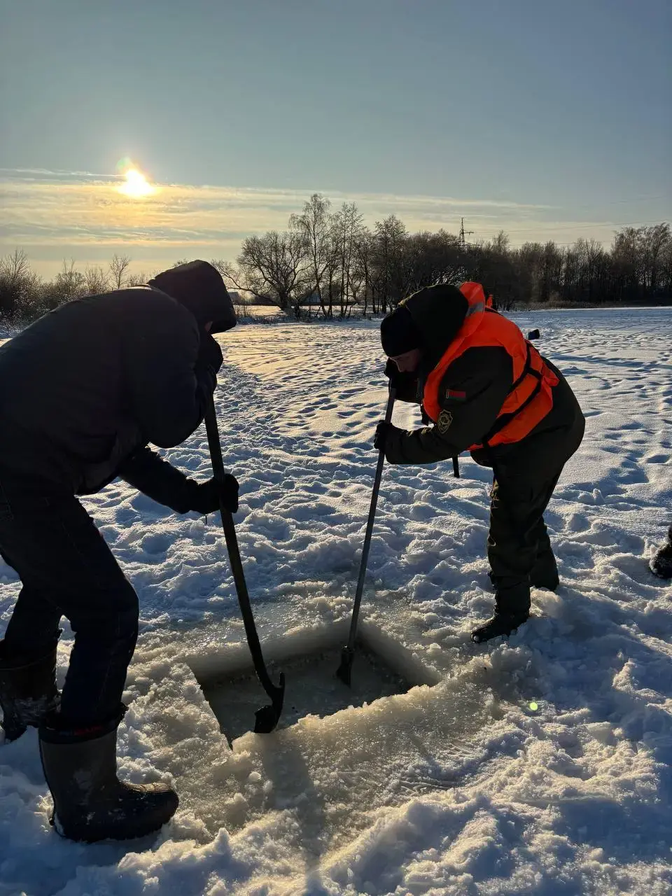 Бобруйский район, 30 января 2026 года. Экологическая акция «Сделаем лунки – спасем рыбу от