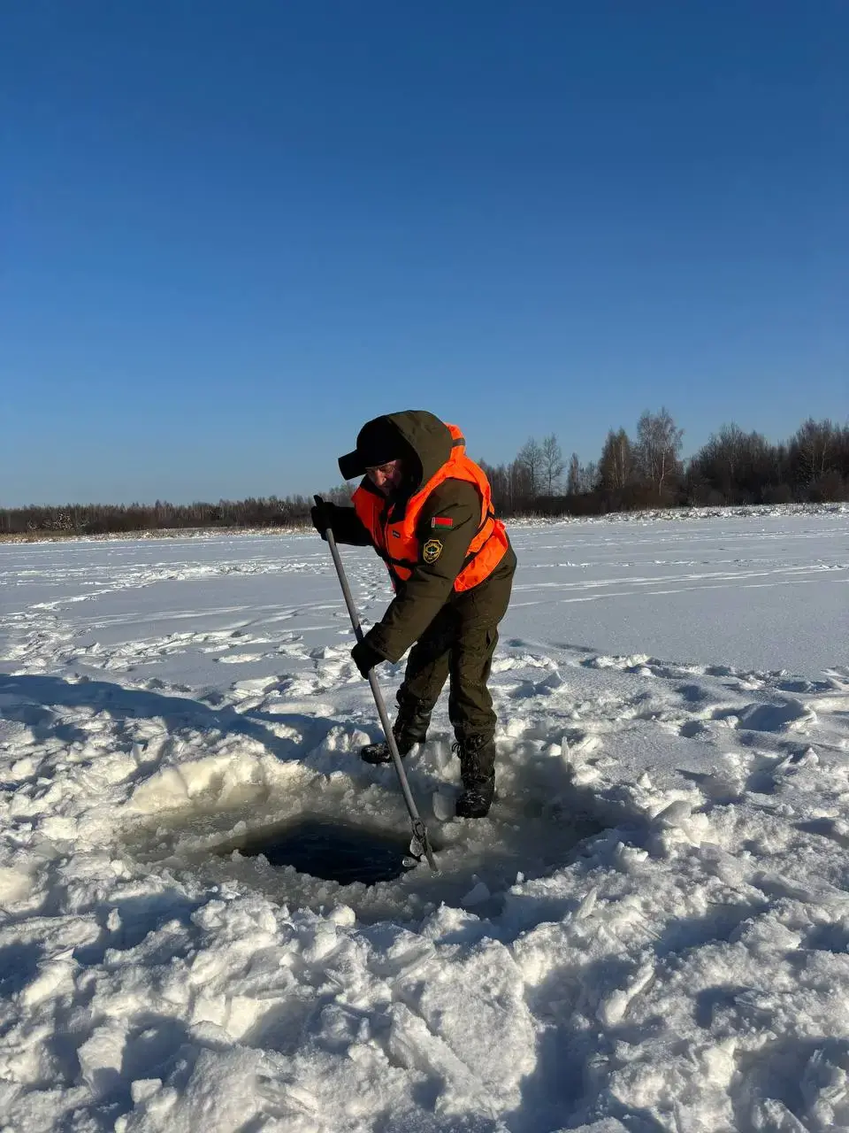 Бобруйский район, 30 января 2026 года. Экологическая акция «Сделаем лунки – спасем рыбу от