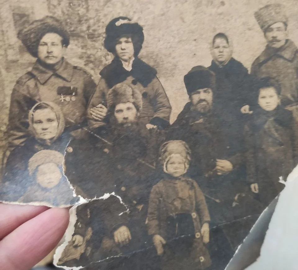 Самое старое фото в альбоме нашей героини. В верхнем ряду слева ее бабушка по папиной линии