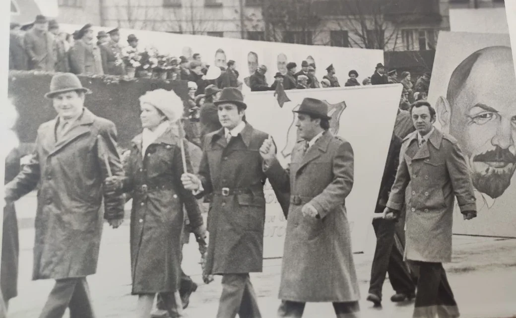  1970-е. Также коллектив кожкомбината на праздничной демонстрации.  