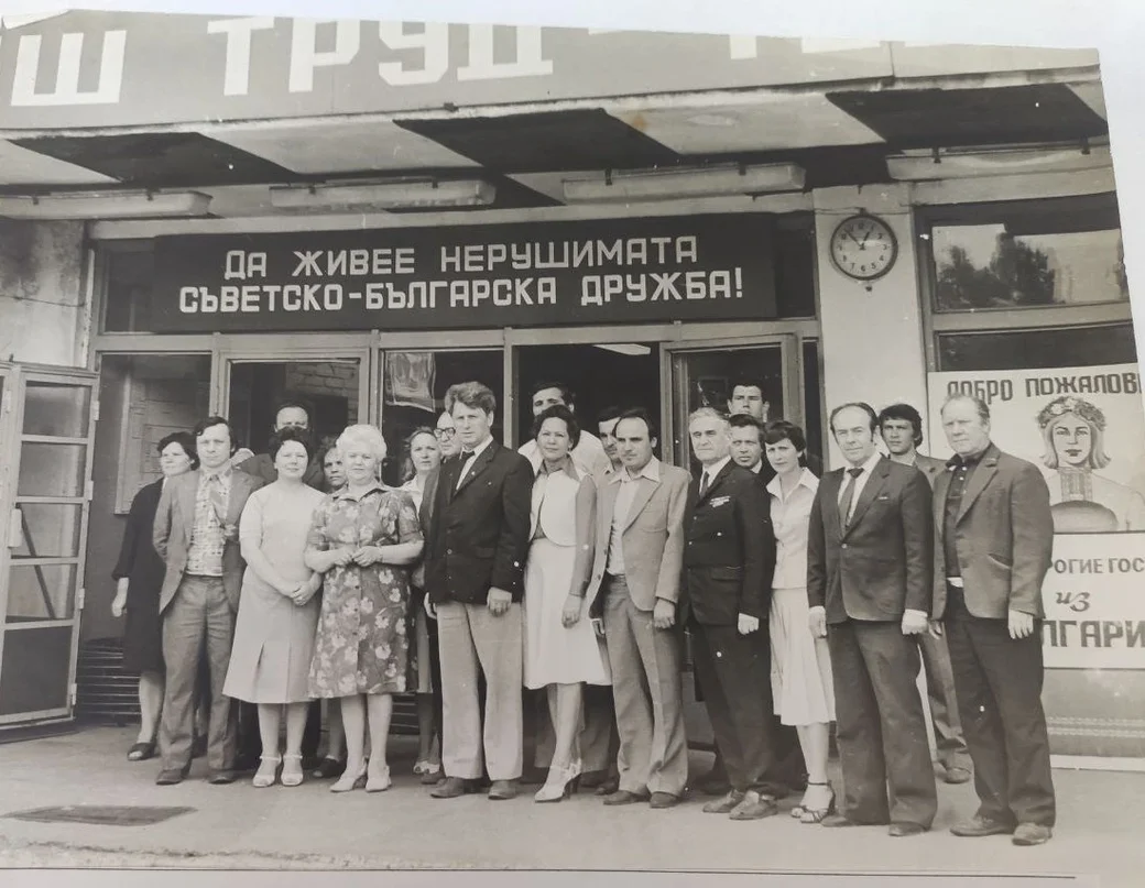 Директор Михаил Сергеевич Кузьмич (в первом ряду четвертый слева), Гацко Валентина Антоновна,