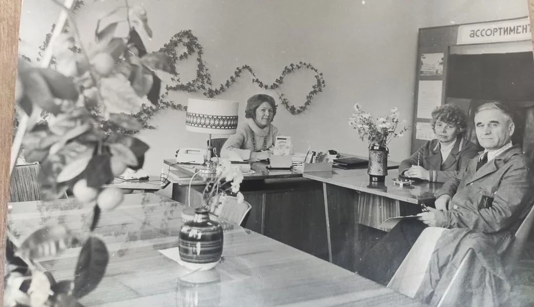 Ада Павловна Цветкова проводит совещание. С ней Нина Батый с отдела труда и заработной платы