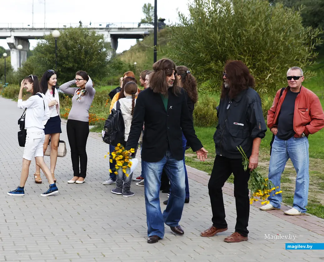 2014 год, Могилев. Игорь Козлов (крайний справа) во время перформанса на Дубровенке.