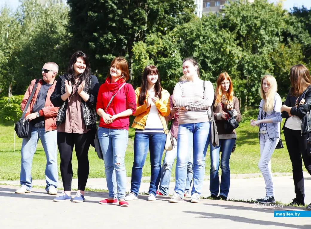 2014 год, Могилев. Игорь Козлов (крайний слева) во время перформанса на Дубровенке.