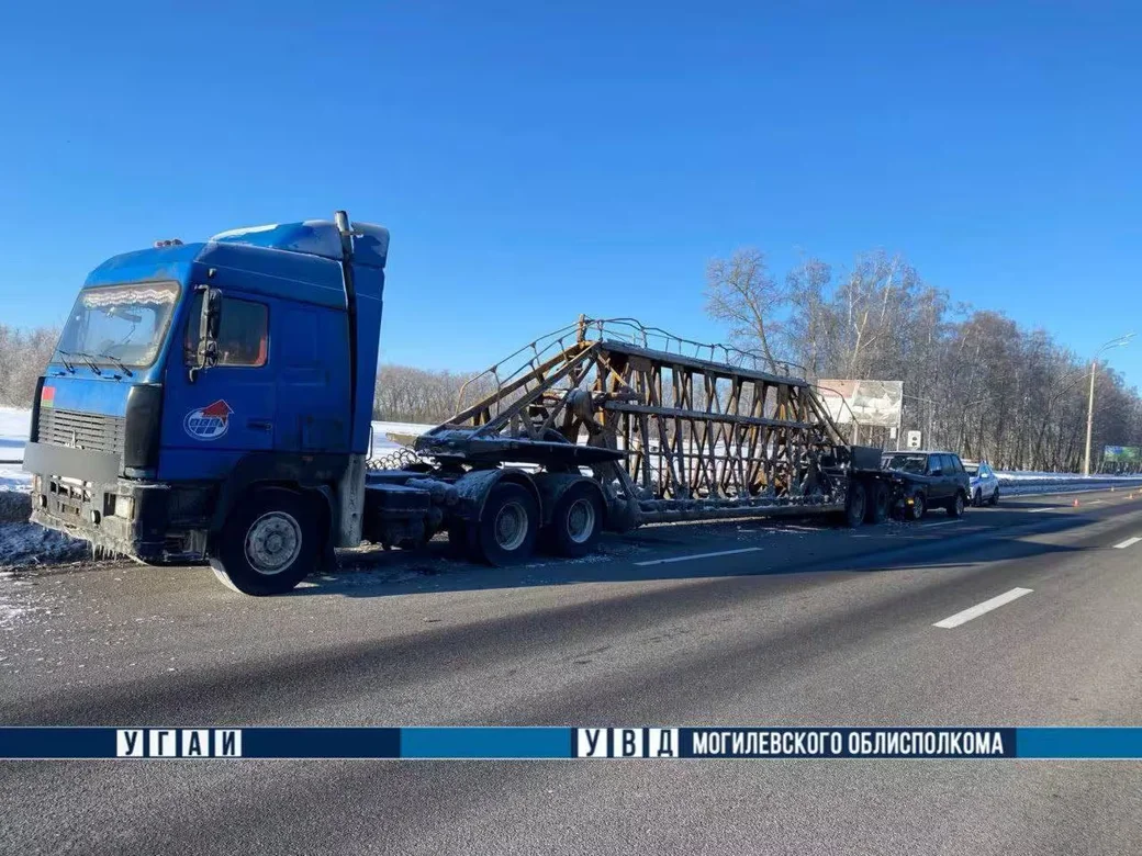 1 февраля 2026 года. Range Rover врезался в стоящий грузовик на трассе М-4 в Могилевском районе. 