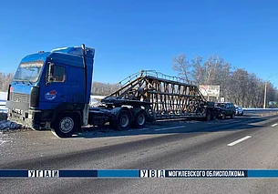 В Могилевском районе Range Rover врезался в стоящий грузовик на трассе. Три человека травмированы